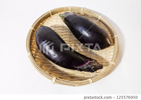 白色背景濾鍋中兩顆茄子的照片 125576950