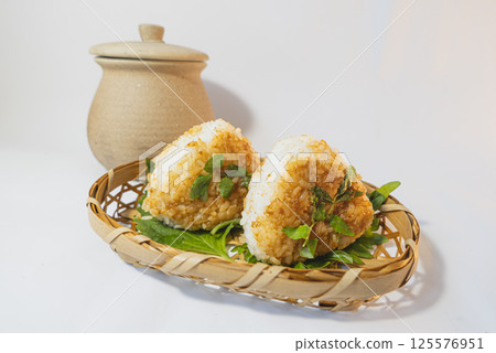 白色背景中,一張味噌烤飯糰的照片,飯糰上放著日本胡椒和芝麻,旁邊放著味噌罐 白色背景中,一張味噌烤飯糰的照片,飯糰上放著日本胡椒和芝麻,旁邊放著味噌罐 125576951