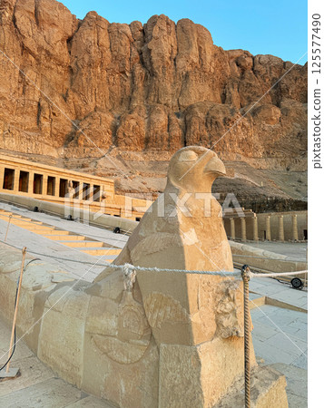 哈特謝普蘇特神廟，樓梯前的荷魯斯雕像，世界遺產 125577490