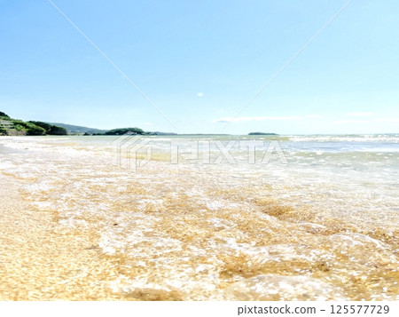 沖繩美麗的沙灘和清澈的海水 沖繩美麗的沙灘和清澈的海水 125577729