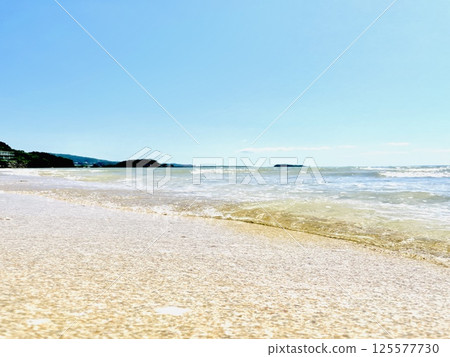 沖繩美麗的沙灘和清澈的海水 沖繩美麗的沙灘和清澈的海水 125577730