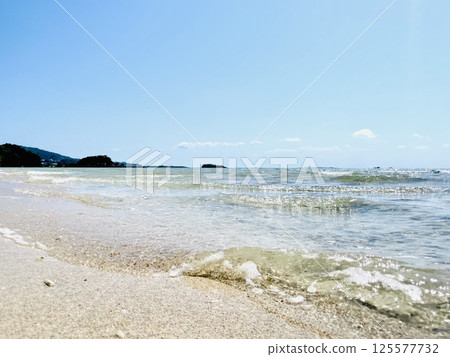 沖繩美麗的沙灘和清澈的海水 沖繩美麗的沙灘和清澈的海水 125577732