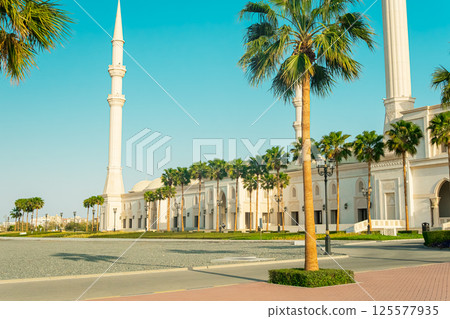The new Sheikh Zayed Grand Mosque in Fujairah, United Arab Emirates 125577935