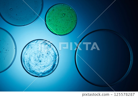 The experiment with a glass containing thick gel extracted from natural pennywort. Blue light was shined directly into the center of the plate, leaving the rest dark, unable to see other objects. 125578287
