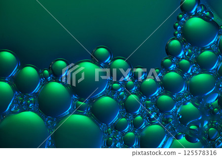 The moisturizing ingredients of beauty products have a structure of round and dark green molecules. The molecules are like round, smooth balls of different sizes, arranged close together. 125578316