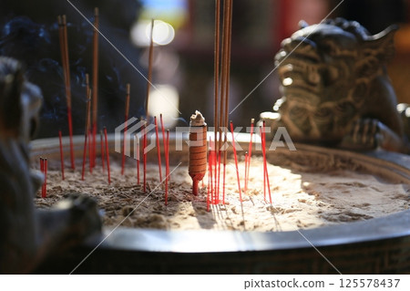 寺廟香火鼎盛，煙霧繚繞，精神飽滿 125578437