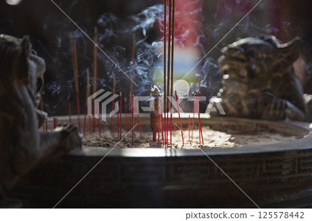 Temple incense incense, smoke, fullness of spirit 125578442