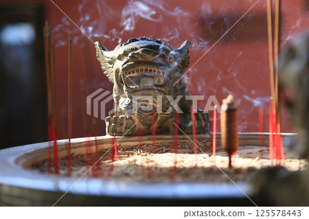 Temple incense incense, smoke, fullness of spirit 125578443