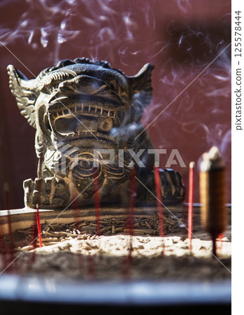 寺廟香火鼎盛,煙霧繚繞,精神飽滿 寺廟香火鼎盛,煙霧繚繞,精神飽滿 125578444