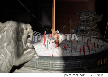寺廟香火鼎盛,煙霧繚繞,精神飽滿 寺廟香火鼎盛,煙霧繚繞,精神飽滿 125578446