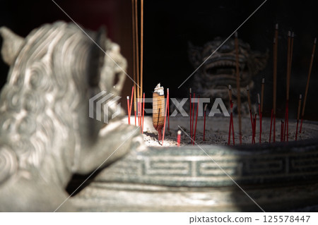 寺廟香火鼎盛，煙霧繚繞，精神飽滿 125578447