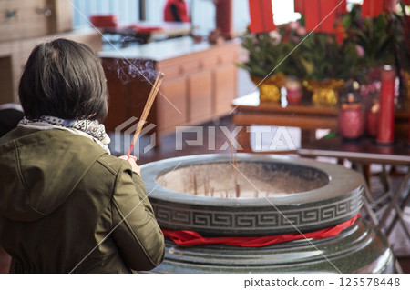 寺廟香火鼎盛，煙霧繚繞，精神飽滿 125578448