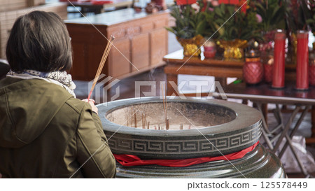 寺廟香火鼎盛，煙霧繚繞，精神飽滿 125578449