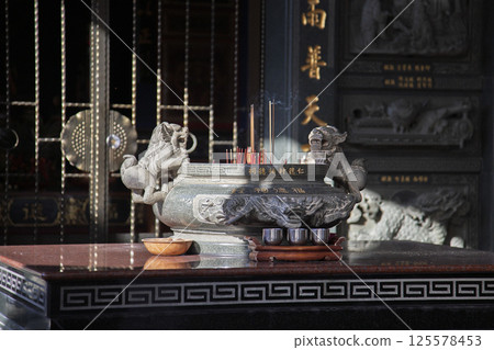 寺廟香火鼎盛,煙霧繚繞,精神飽滿 寺廟香火鼎盛,煙霧繚繞,精神飽滿 125578453