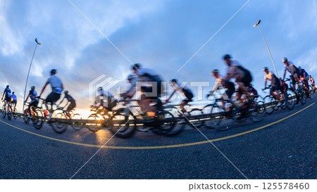 Cycling Riders Motion Blur Riding Dawn Cycling Riders Motion Blur Riding Dawn 125578460