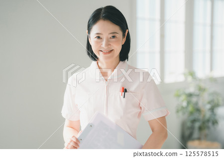 Nurse in her 50s 125578515