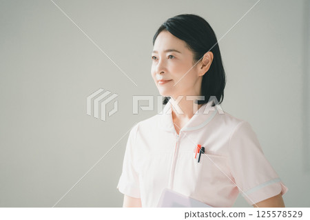 Nurse in her 50s 125578529