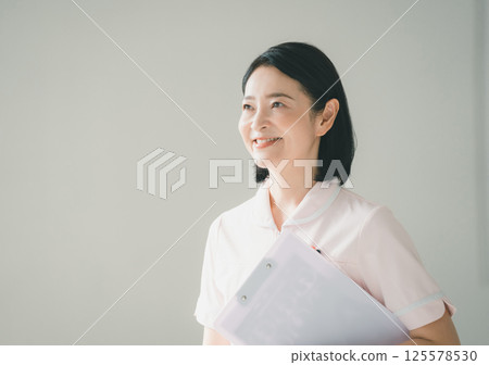 Nurse in her 50s 125578530