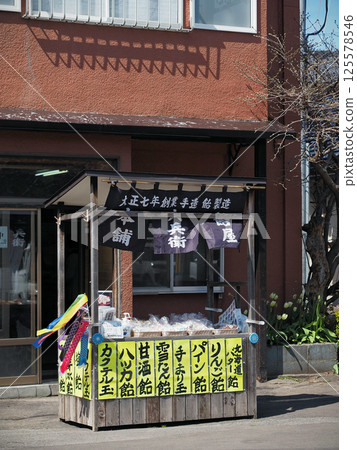 Otaru candy stall 125578546