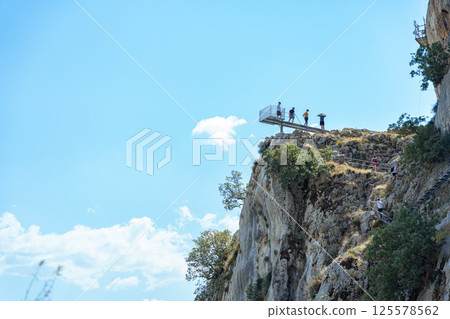 Touristes profitant d'une vue panoramique du lac de Bovilla en Albanie 125578562