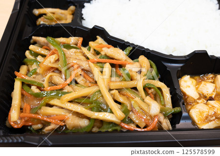 美味的青椒豬肉中式便當 125578599