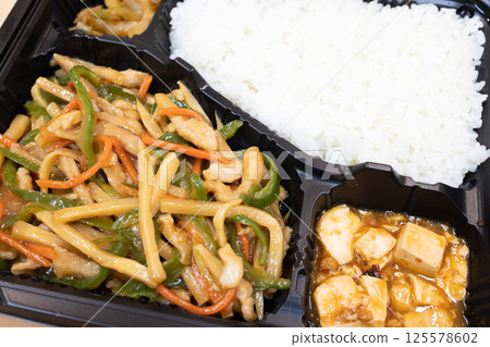美味的青椒豬肉中式便當 美味的青椒豬肉中式便當 125578602