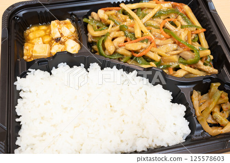 美味的青椒豬肉中式便當 美味的青椒豬肉中式便當 125578603