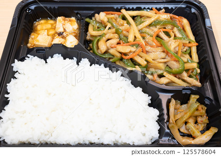 Delicious Chinese bento with green peppers and pork Delicious Chinese bento with green peppers and pork 125578604