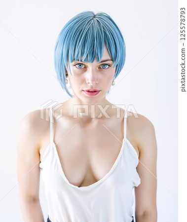 身穿吊帶背心、頭髮呈現淺藍色的年輕女子 身穿吊帶背心、頭髮呈現淺藍色的年輕女子 125578793