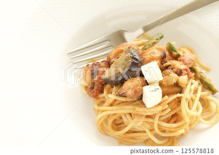 Country-style spaghetti with eggplant and asparagus in meat sauce 125578818