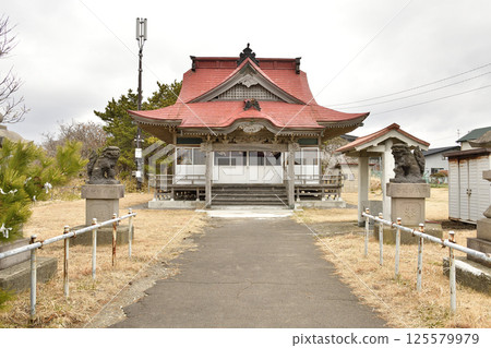 Photographing the grounds of Nezaki Kawataku Shrine in spring in Hakodate, Hokkaido 125579979