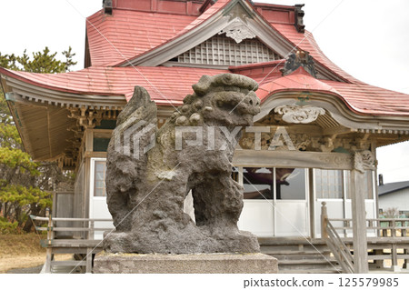 Photographing the grounds of Nezaki Kawataku Shrine in spring in Hakodate, Hokkaido Photographing the grounds of Nezaki Kawataku Shrine in spring in Hakodate, Hokkaido 125579985