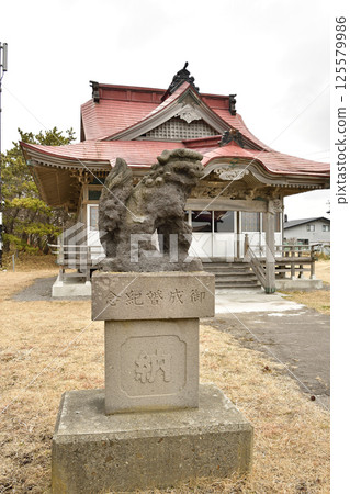 Photographing the grounds of Nezaki Kawataku Shrine in spring in Hakodate, Hokkaido 125579986
