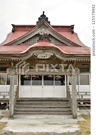 Photographing the grounds of Nezaki Kawataku Shrine in spring in Hakodate, Hokkaido 125579992