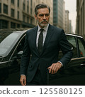 一位老練的精英商人從一輛豪華轎車中走出來。 125580125
