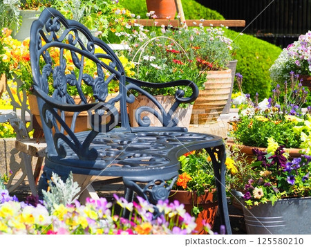 被鮮花包圍的長凳 125580210