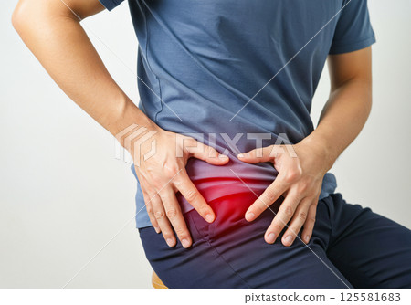 髖關節發炎的男子 髖關節發炎的男子 125581683