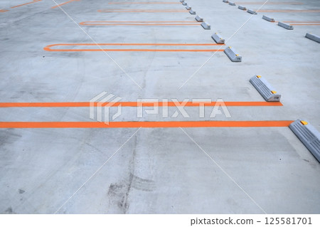 混凝土鋪砌停車場 125581701