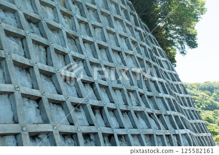 Concrete retaining wall to prevent landslides 125582161