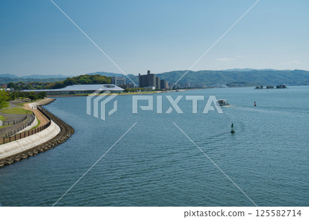 Lake Shinji and the cityscape along the lake in Matsue, Shimane Prefecture 125582714