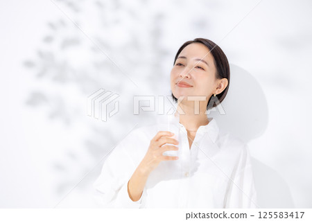 女性礦泉水 125583417