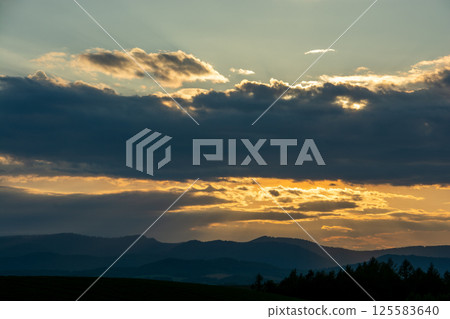 美麗的夜空映照著落日的餘暉 125583640
