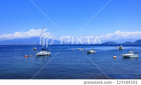 從西伊豆眺望富士山與遊艇 從西伊豆眺望富士山與遊艇 125584101
