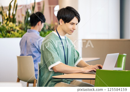 在共享辦公室工作的年輕工程師 在共享辦公室工作的年輕工程師 125584159