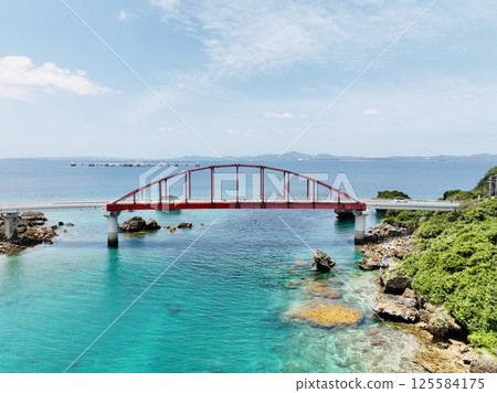 使用無人機從空中拍攝的沖繩宇流麻市一個孤島上的紅色伊計大橋 使用無人機從空中拍攝的沖繩宇流麻市一個孤島上的紅色伊計大橋 125584175