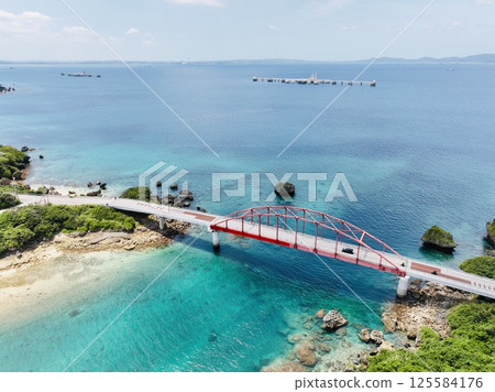 使用無人機從空中拍攝的沖繩宇流麻市一個孤島上的紅色伊計大橋 使用無人機從空中拍攝的沖繩宇流麻市一個孤島上的紅色伊計大橋 125584176