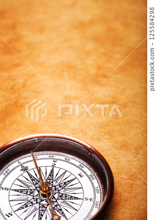 Compass on old paper Compass on old paper 125584298