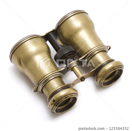 Vintage binoculars on white Vintage binoculars on white 125584352