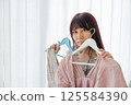 A woman choosing clothes 125584390