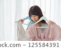 A woman choosing clothes 125584391